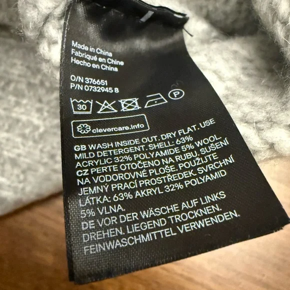 H&M Gray Cable Knit Sweater Size Small - Picture 4 of 6